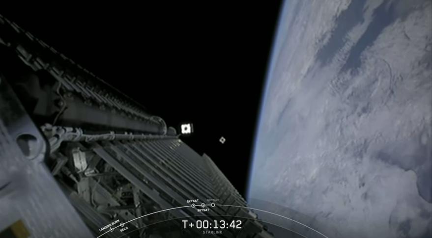 近地轨道上的 58 颗 Starlink 卫星