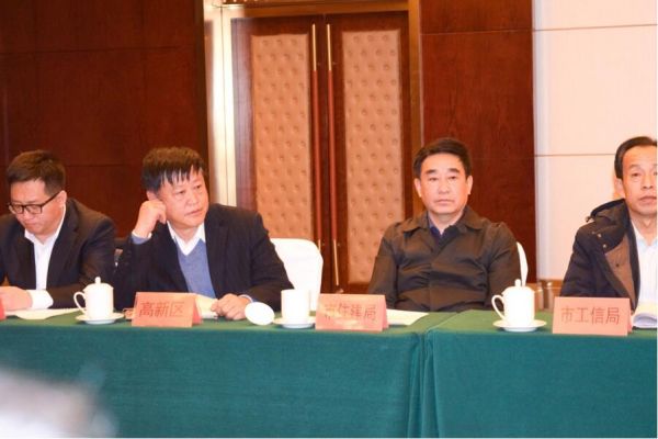 图为承德市住建局、工信局及高新区领导参加此次签约