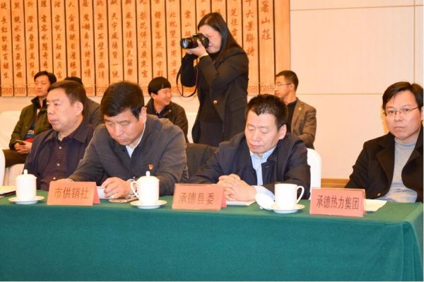 图为承德县县委书记齐建文参加此次重要签约