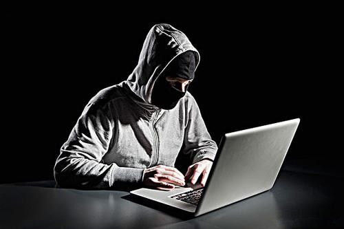 当手机切换到某种文件传输模式，充电桩背后的黑客就可以通过电脑调用手机里的资料。最简单的比方说照片，这些文件都是存储在机身存储空间内的，正在充电的手机就像是一枚U盘，背后的黑客觉得哪张自拍顺眼就拷贝哪张。